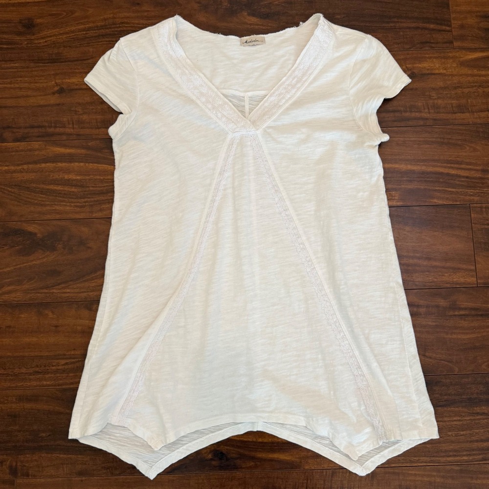 Mododoc Womens White Slub Cotton‎ V-Neck Embroidered Sharkbite Hem Tunic Top